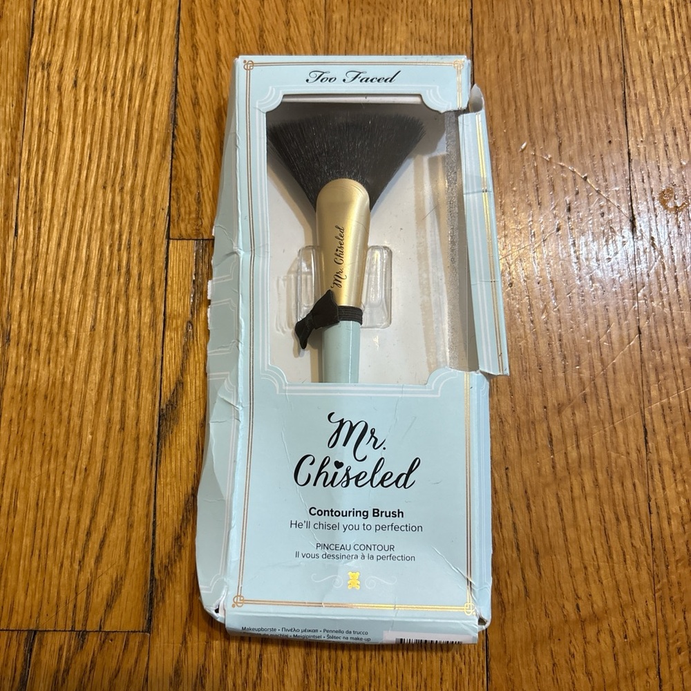 Too Faced Mr. Chiseled Contouring Brush - Black and Gold